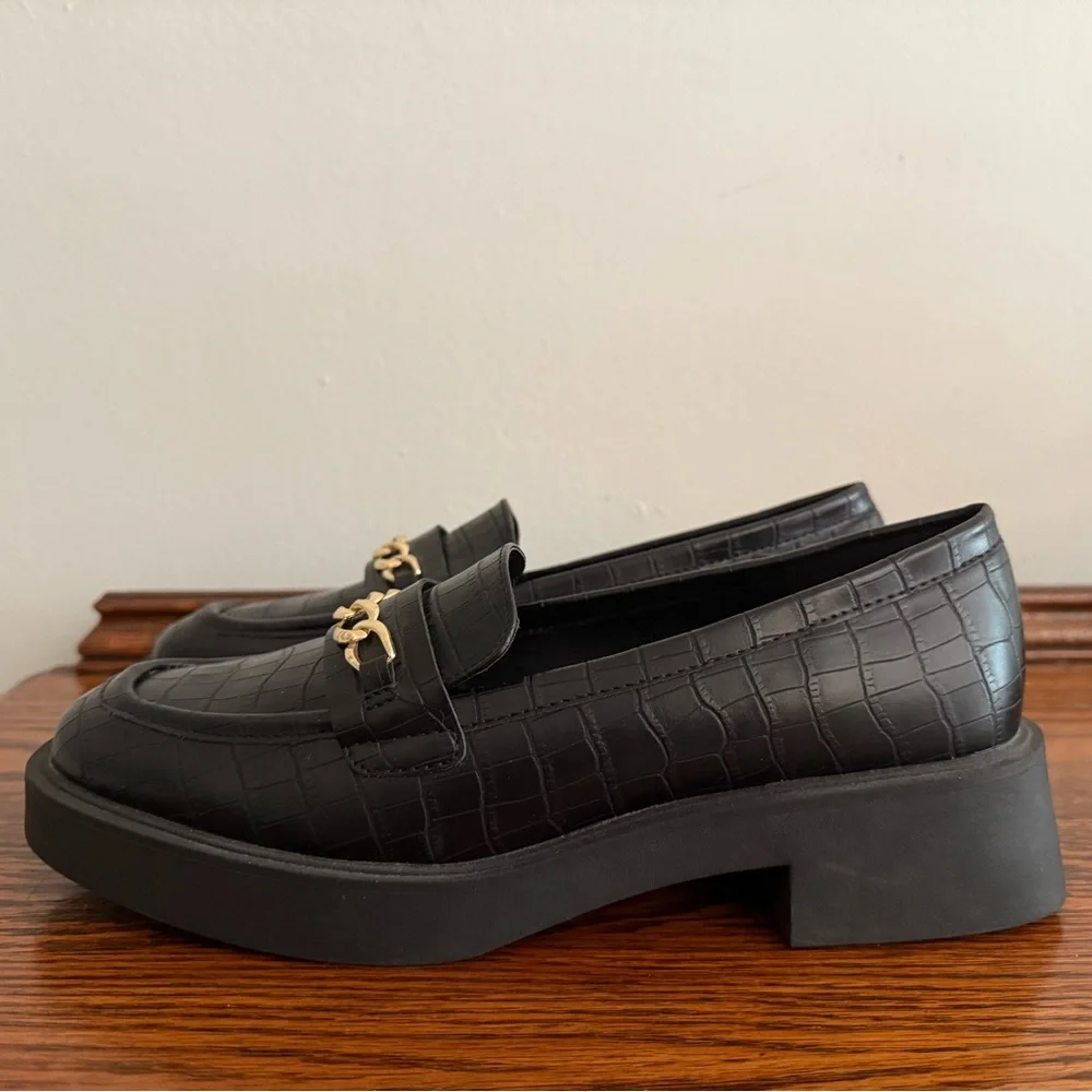 Kenneth Cole Reaction Women Black Sienna Lug Gold Chain Loafer
